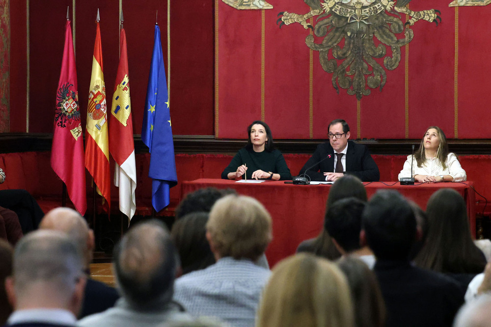 Morcillo entrega los diplomas de la Escuela de Idioma