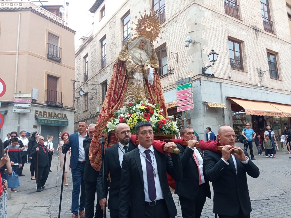 La Virgen del Rosario luce por su barrio