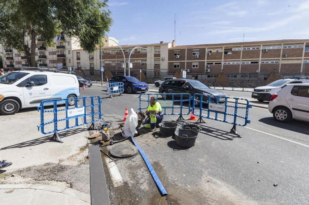 Operarios cortaron el chorro de agua tras la rotura y la normalidad volvió a la zona.