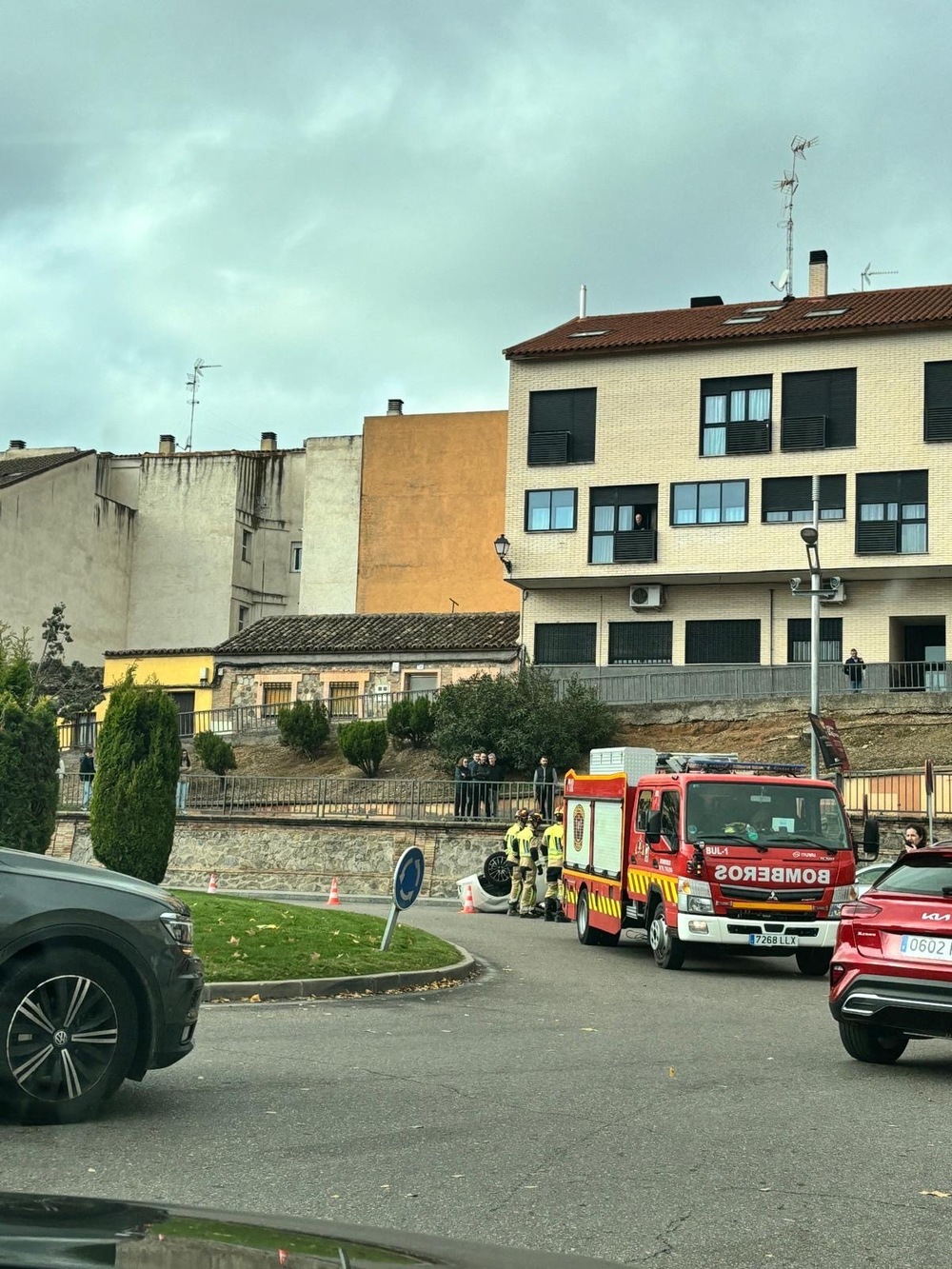 Un herido tras el vuelco de su coche en la rotonda de Toletum