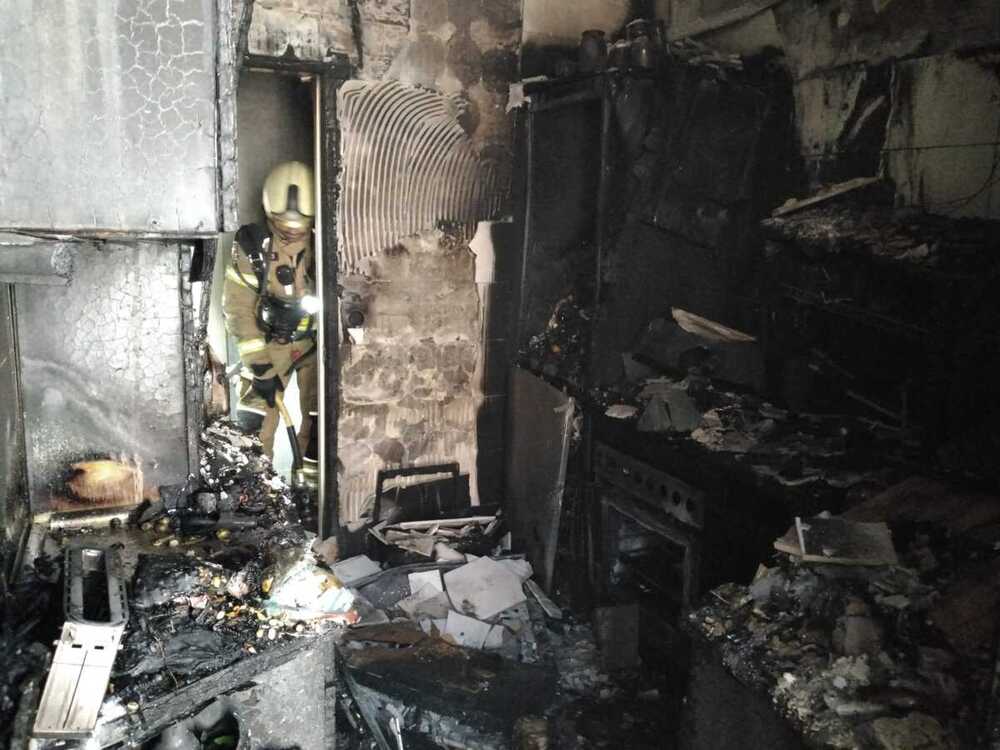 Un incendio en una cocina obliga a desalojar un edificio