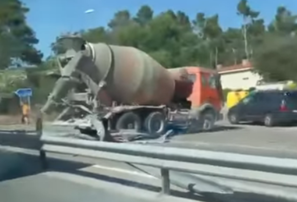 Un camión hormigonera provoca el caos en plena A42