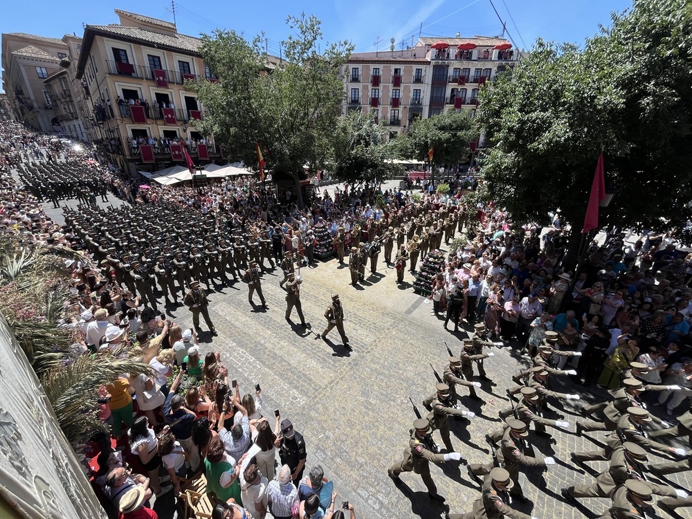 El desfile de la Academia de Infantería enamora al Corpus 