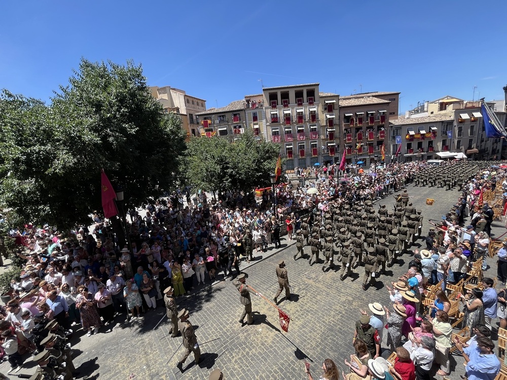 El desfile de la Academia de Infantería enamora al Corpus 