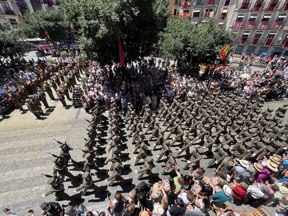 El desfile de la Academia de Infantería enamora al Corpus 