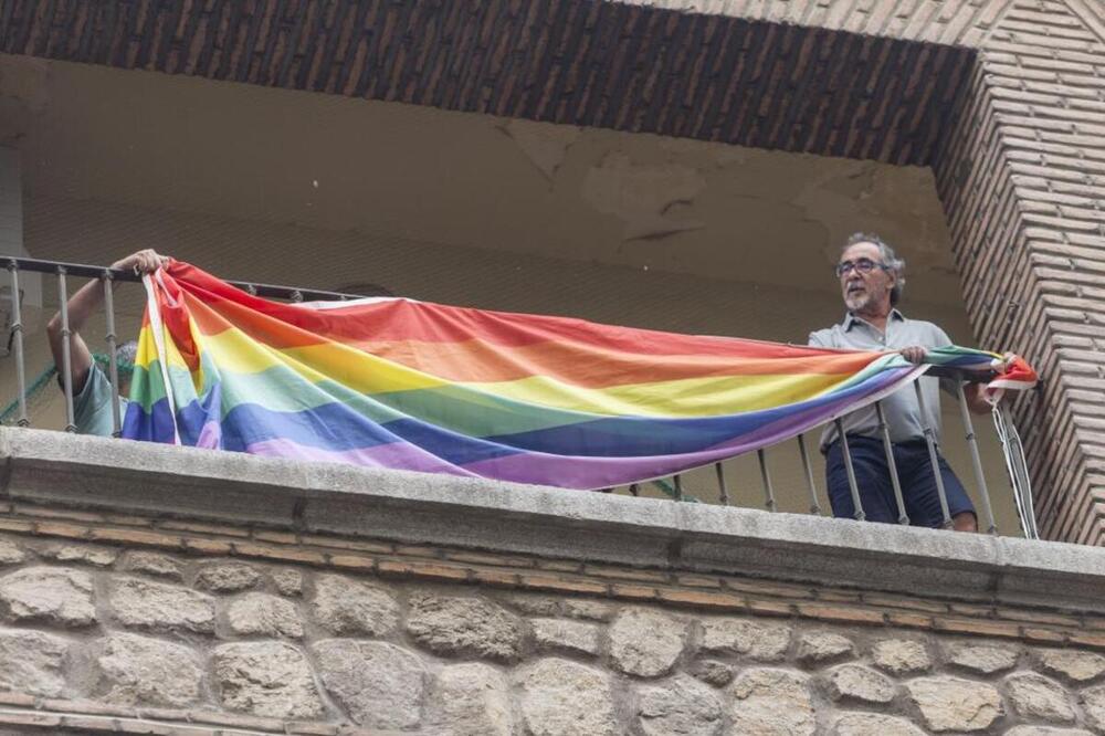 CCOO cuelga la bandera LGTBI rechazada por el Ayuntamiento