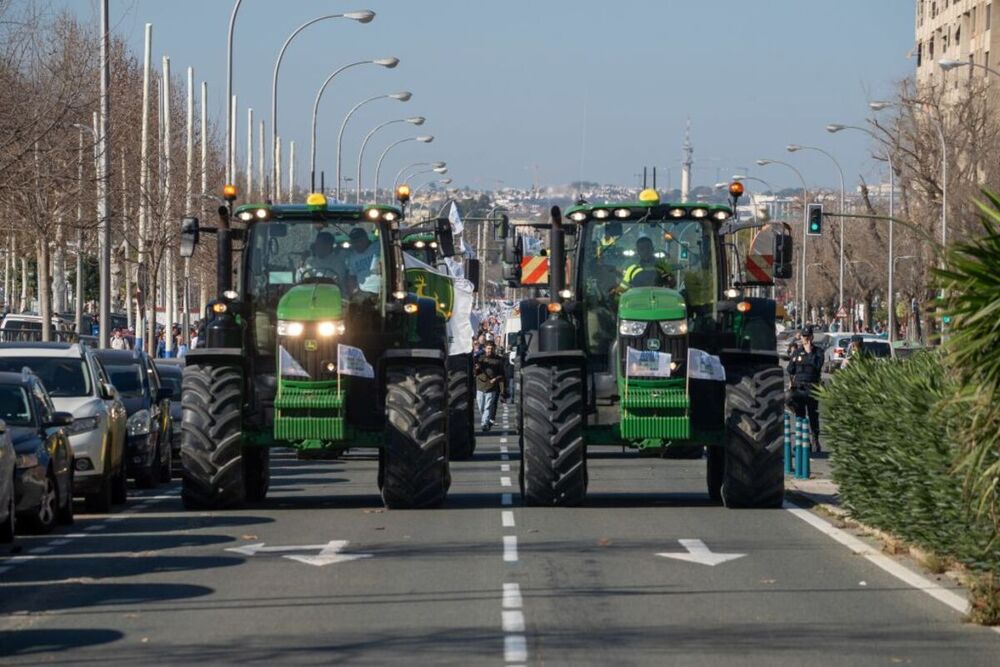 Los tractores colapsan las principales carreteras de España