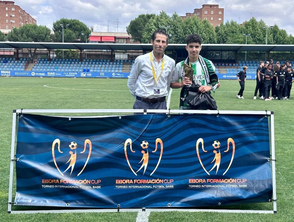 El concejal de Deportes con el mejor jugador del torneo, el bético Rubén Fernández.