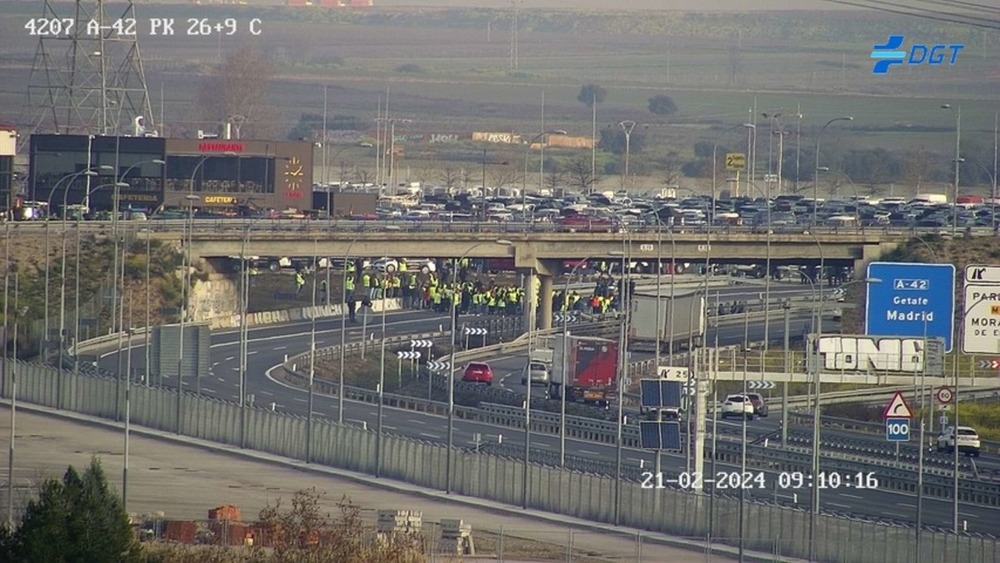 Agricultores cortan la A-42 en dirección Toledo