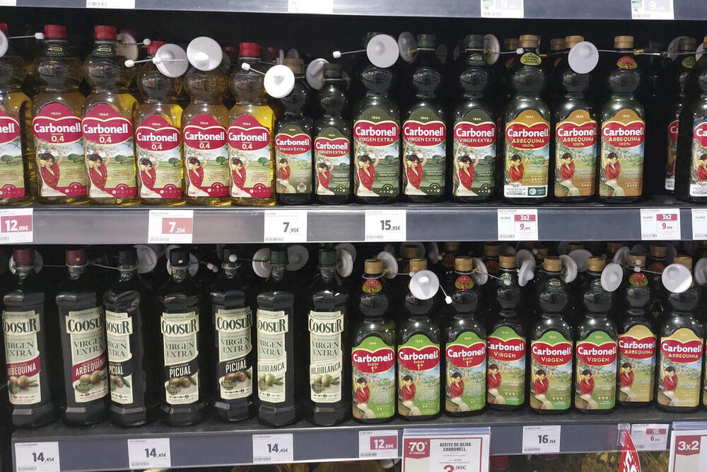 Imagen de archivo de botellas de aceite de oliva en un supermercado. 