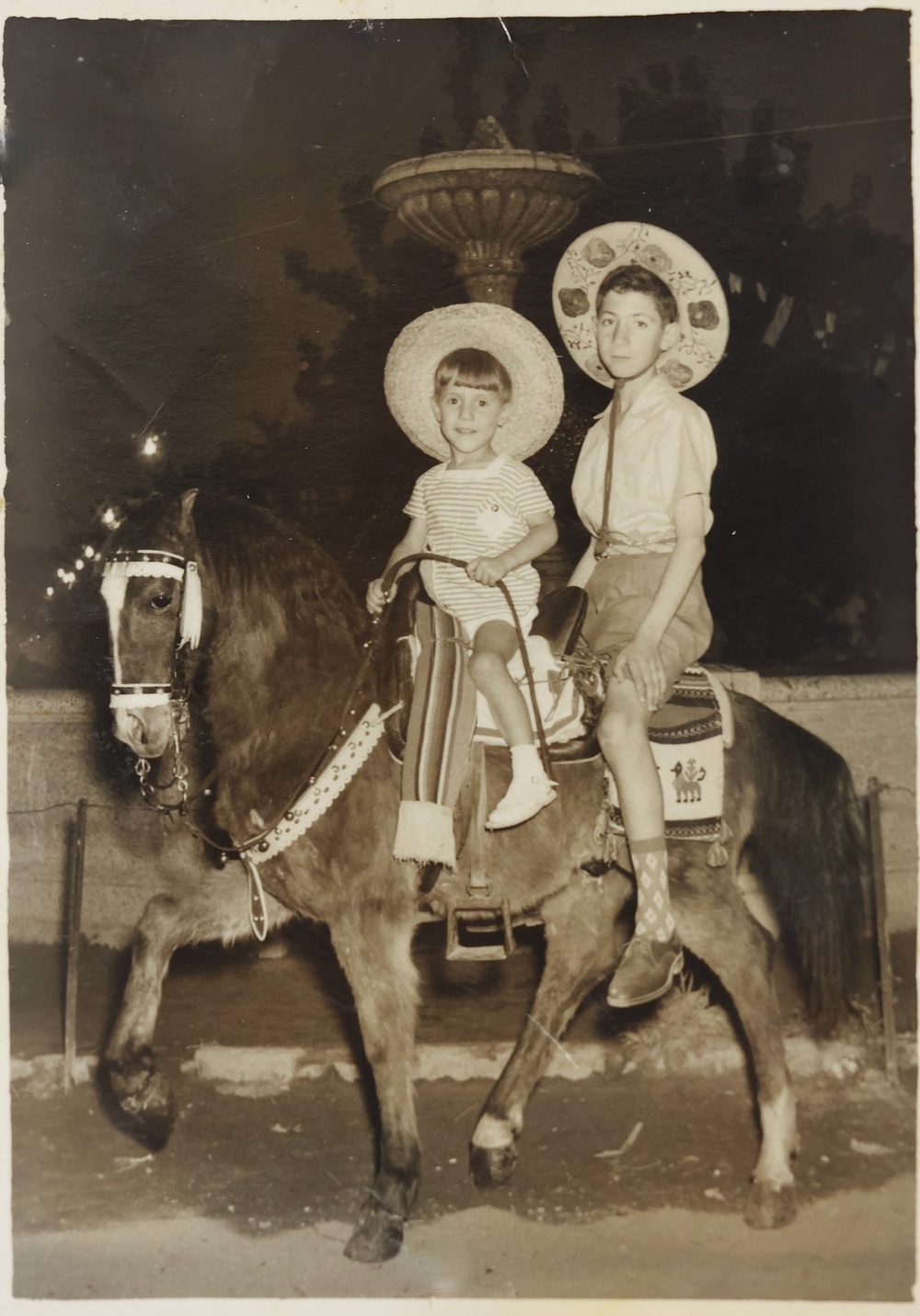 Casimiro (a la izquierda) y su hermano, Francisco, subidos a un caballo en las fiestas patronales de La Solana.