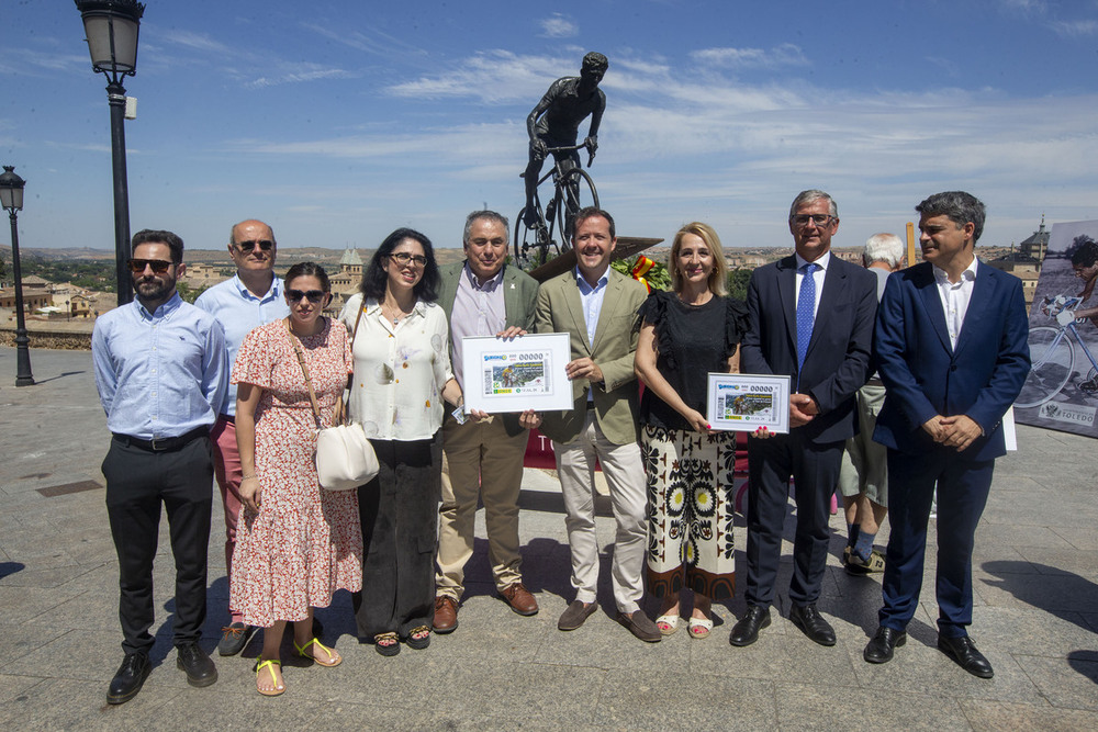 La escultura de Bahamontes vuelve en peana por seguridad