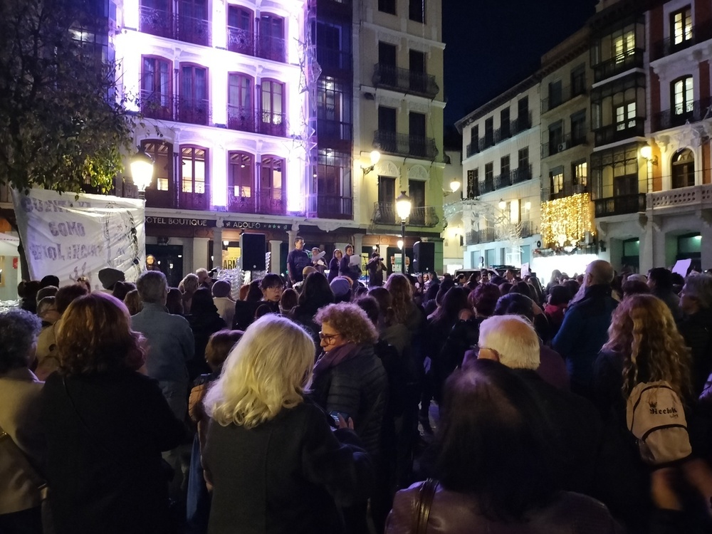 Dos marchas simultáneas dividen la lucha en favor de la mujer