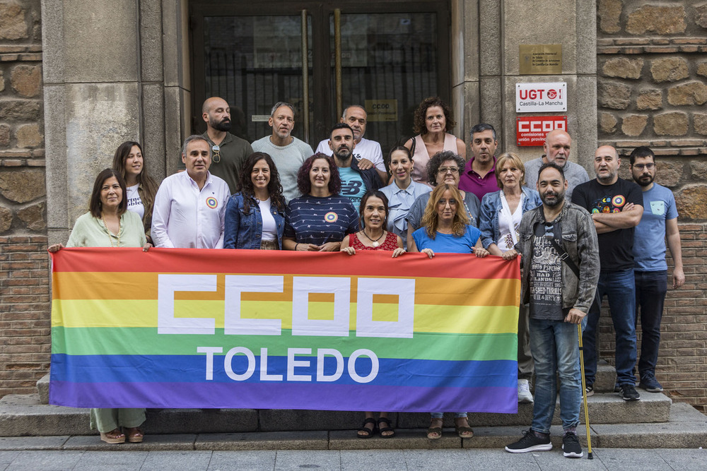 La bandera LGTBI+ cambia de balcón