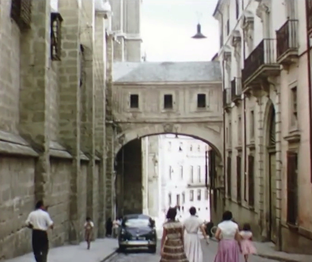 Calle de Arco de Palacio, con la torre a la izquierda de la imagen y el palacio arzobispal a la derecha.