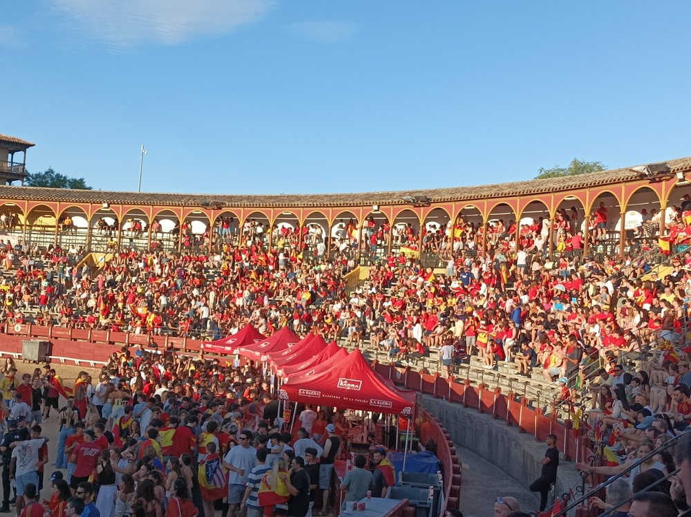 Toledanos animando a España en la Plaza de Toros.