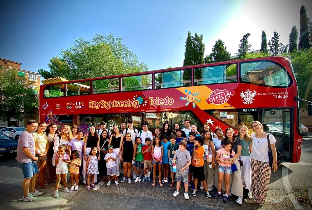 El bus turístico se lleva de excursión a los chicos de Cáritas