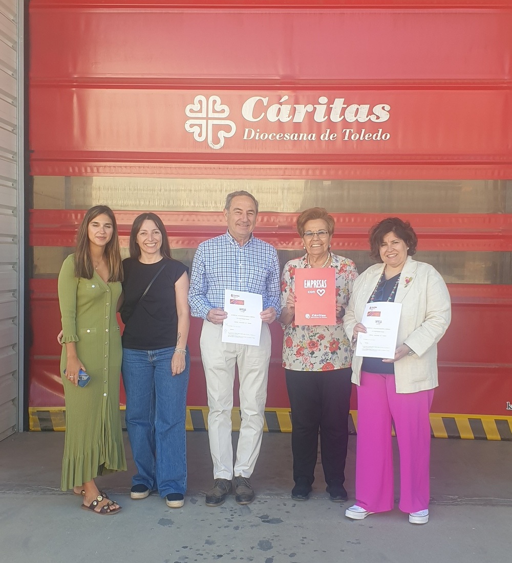 El bus turístico se lleva de excursión a los chicos de Cáritas