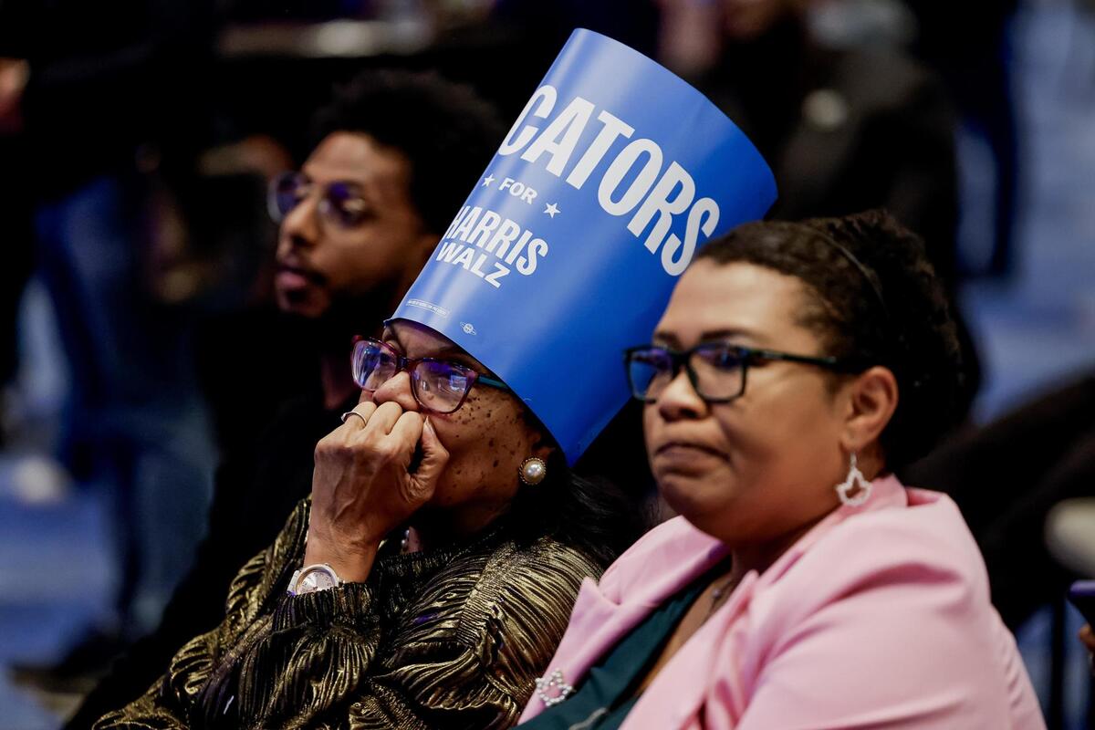 People wait for results of US 2024 presidential elections in Georgia  / ERIK S. LESSER