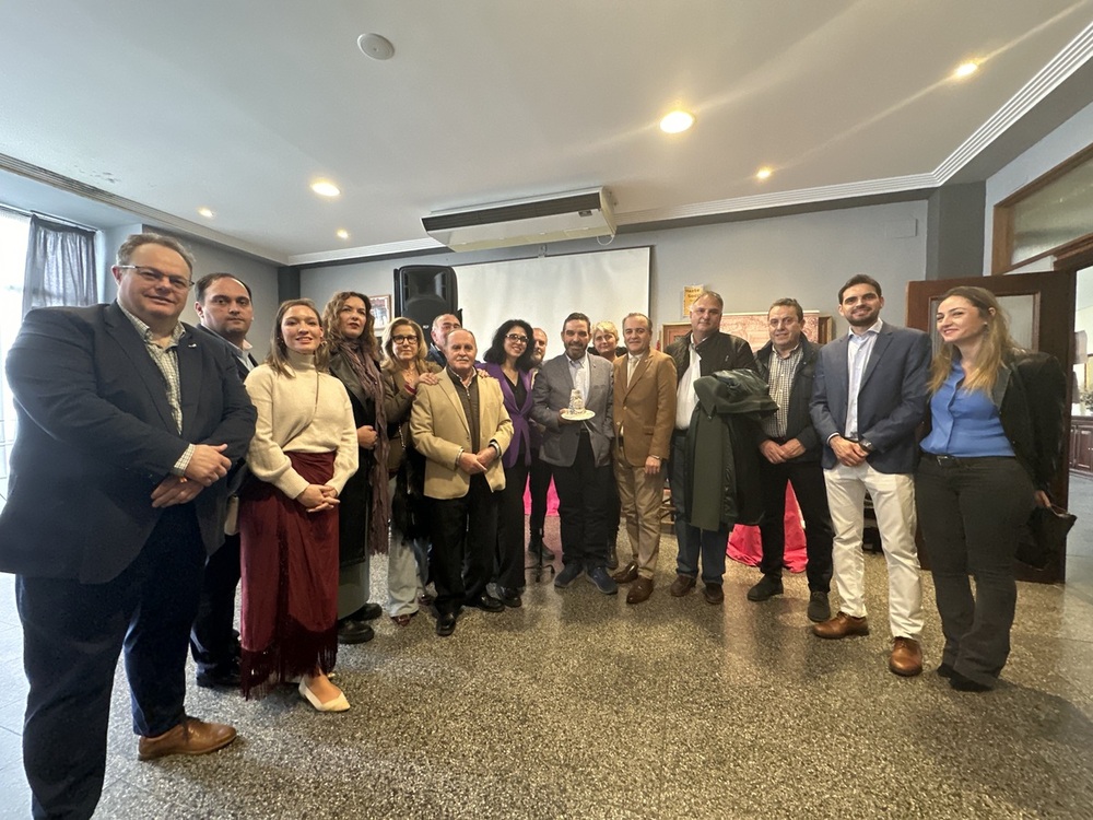 Los premiados junto a las autoridades presentes.