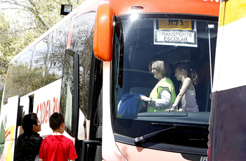 Críticas al bus escolar por las largas esperas de los alumnos