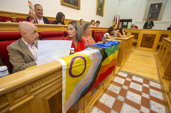 Velázquez obliga al PSOE a retirar una bandera arcoiris