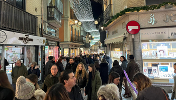 Una multitud despide el último viernes del año en el Casco