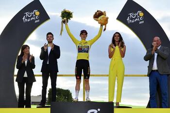 Vingegaard revalida en París la corona del Tour de Francia