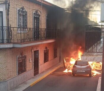 Escapa de su coche mientras arde en plena calle en Bargas