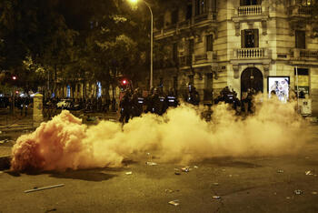 Nueva noche de cargas policiales frente a Ferraz