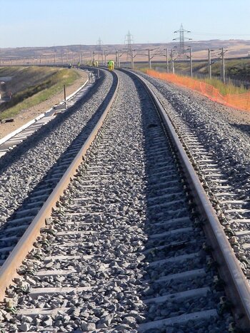 Herido un conductor tras caer el coche a las vías del tren