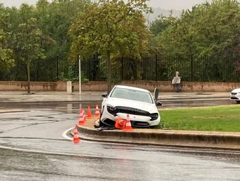 Herido tras 'subir' su coche a la rotonda la avenida Europa