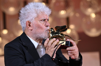 'La habitación de al lado' de Almodóvar gana el León de Oro