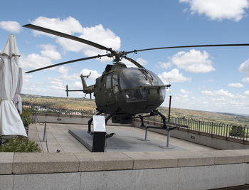 Un Bölkow Bo 105 en los jardines del Museo