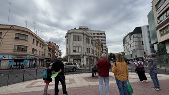 Rescatan a una cría de buitre en plena avenida de Toledo