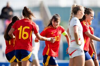 Cristina Librán contribuye con un gol al 3-0 a Islandia