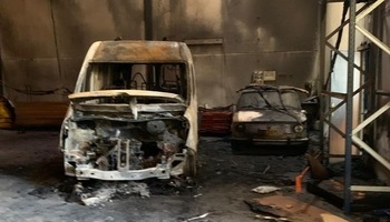 Incendio en un taller de ambulancias al arder un vehículo