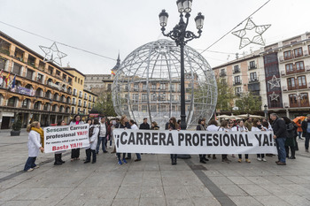 Medio centenar de médicos exigen la carrera profesional