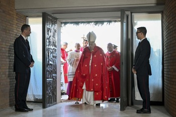 El Papa abre una Puerta Santa en la cárcel de Rebibbia de Roma