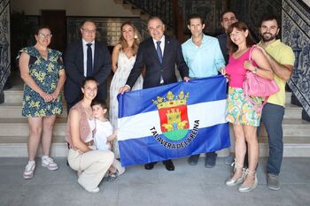 El alcalde entrega bandera de Talavera a la familia de Cubelos