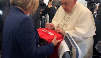 El papa Francisco firma la camiseta del pequeño Mateo