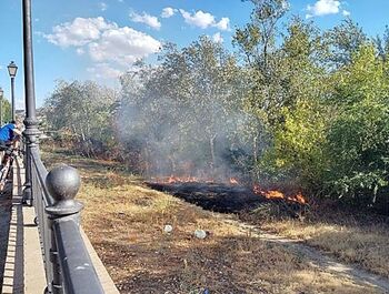 La Policía ataja un conato de incendio junto al Puente Nuevo