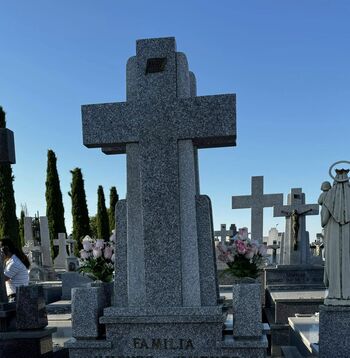 Roban crucifijos de bronce en el cementerio de Villarrubia