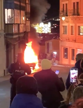 Arde en llamas un coche a pocos metros de Zocodover