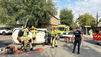 Un coche vuelca tras una colisión en el stop de la Cava