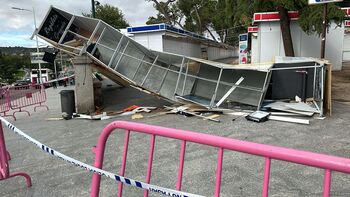 El viento derriba uno de los arcos de entrada a Farcama