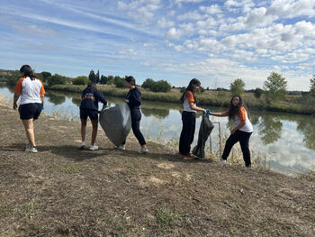 El Divina Pastora realiza una jornada de recogida de basura