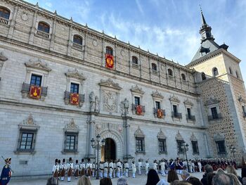 Relevo de la guardia e izado solemne de bandera en el Alcázar