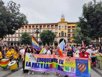 Medio millar de personas reivindican los derechos LGTBI
