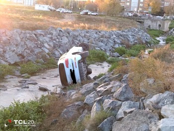 Amanece un turismo volcado en el arroyo de la Rosa